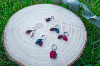 Lístečkové náušnice v zemitých tónech, jsem ladila tématicky do barev podzimu🍂. V létě se těším na další barvy, ale na to...