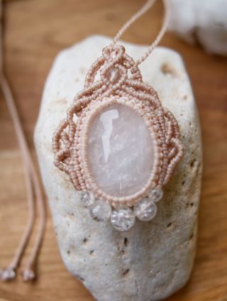 Amulet s Křišťálem ☀️DEN ☀️Křišťál, vhodný pro alergiky, bez kovu. Křišťál symbolizuje světlo na zemi a jeho čistou...